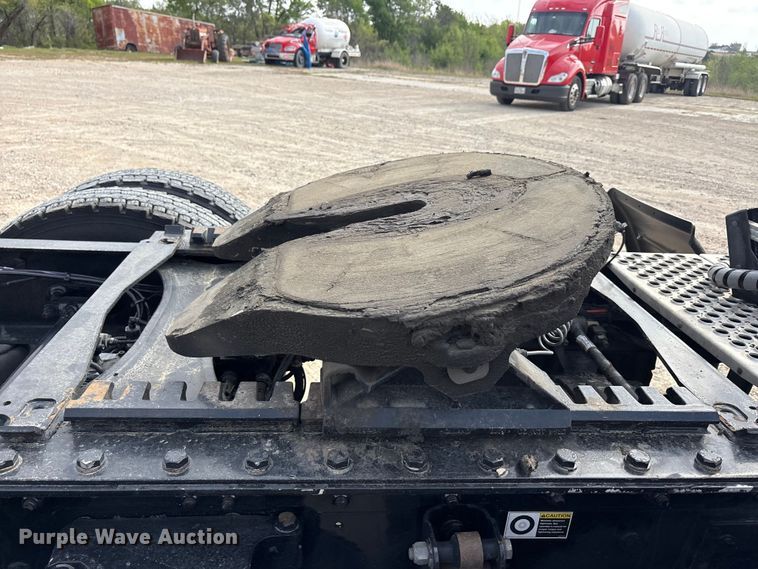 image for item EU0454 2020 Kenworth T680 semi truck