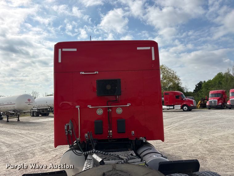 image for item EU0454 2020 Kenworth T680 semi truck