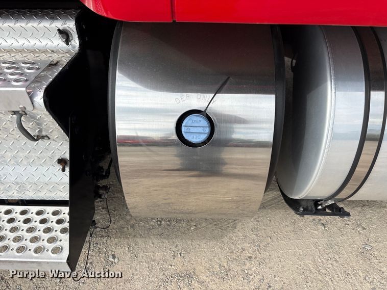 image for item EU0454 2020 Kenworth T680 semi truck