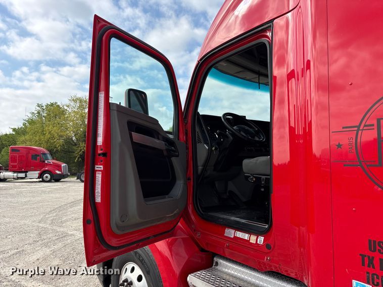 image for item EU0454 2020 Kenworth T680 semi truck