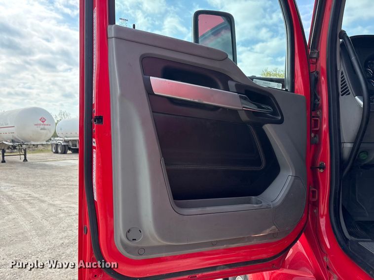 image for item EU0454 2020 Kenworth T680 semi truck