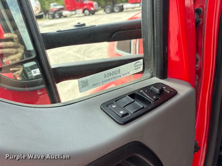 image for item EU0454 2020 Kenworth T680 semi truck