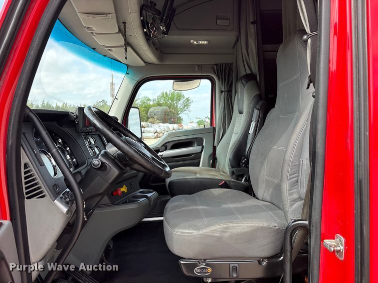 image for item EU0454 2020 Kenworth T680 semi truck