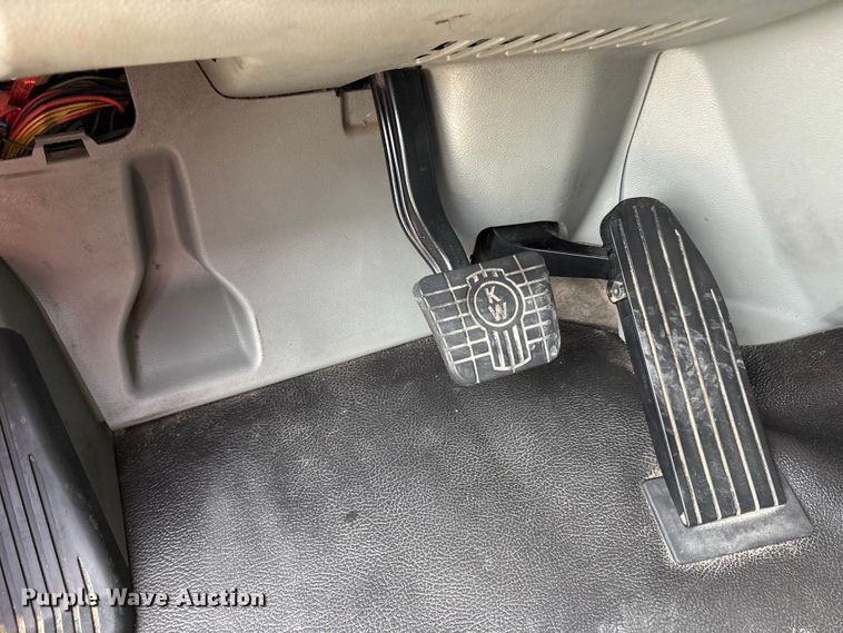 image for item EU0454 2020 Kenworth T680 semi truck