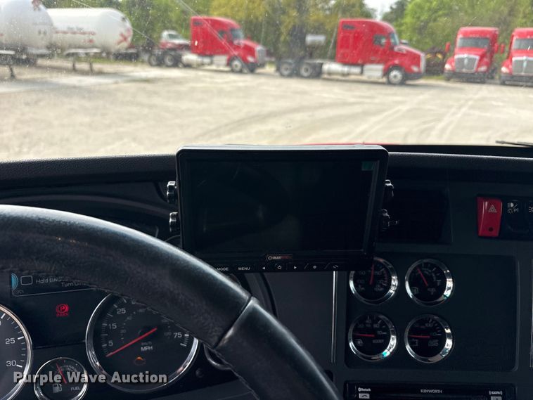 image for item EU0454 2020 Kenworth T680 semi truck
