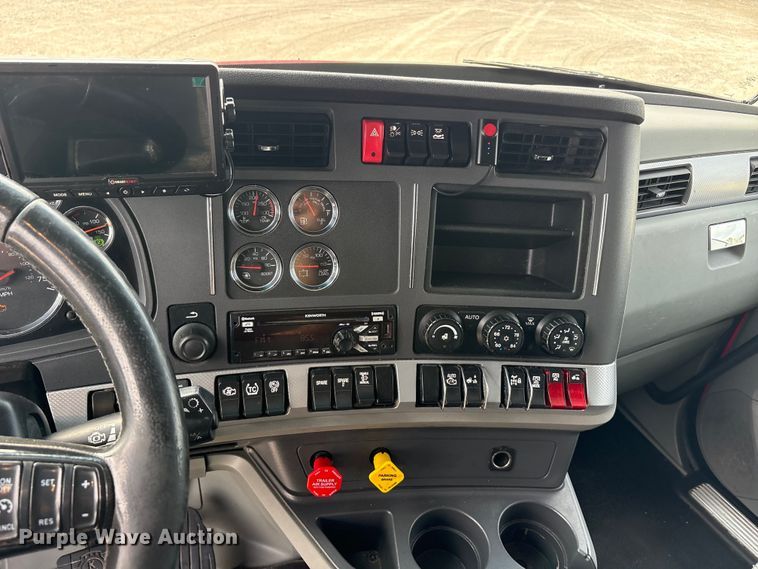 image for item EU0454 2020 Kenworth T680 semi truck