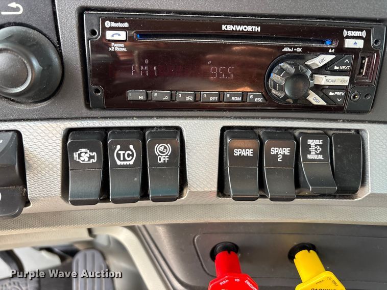 image for item EU0454 2020 Kenworth T680 semi truck