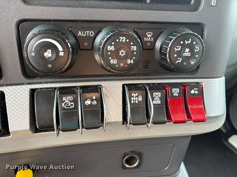 image for item EU0454 2020 Kenworth T680 semi truck