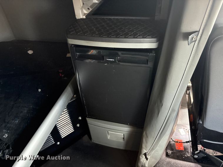 image for item EU0454 2020 Kenworth T680 semi truck