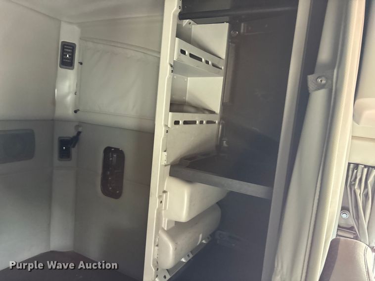 image for item EU0454 2020 Kenworth T680 semi truck