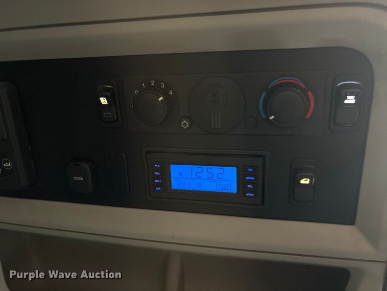 image for item EU0454 2020 Kenworth T680 semi truck