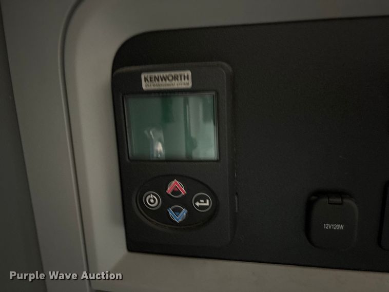 image for item EU0454 2020 Kenworth T680 semi truck