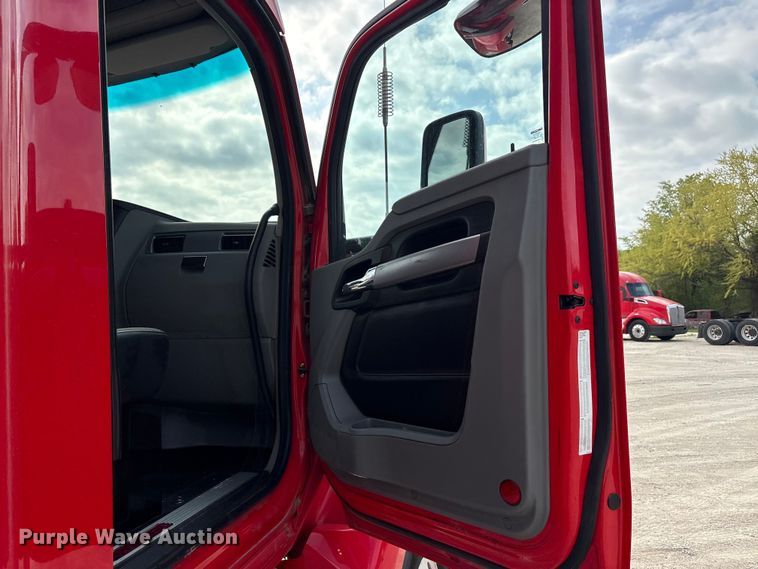 image for item EU0454 2020 Kenworth T680 semi truck