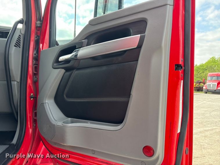 image for item EU0454 2020 Kenworth T680 semi truck