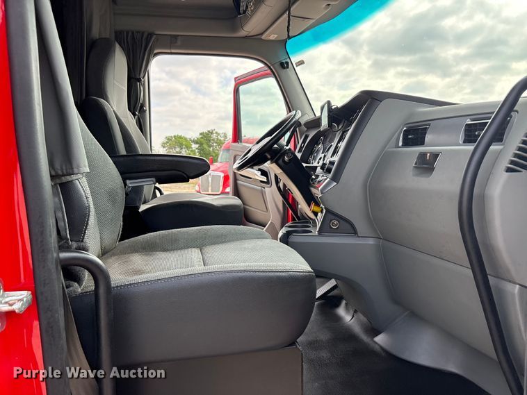 image for item EU0454 2020 Kenworth T680 semi truck