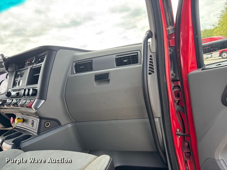 image for item EU0454 2020 Kenworth T680 semi truck