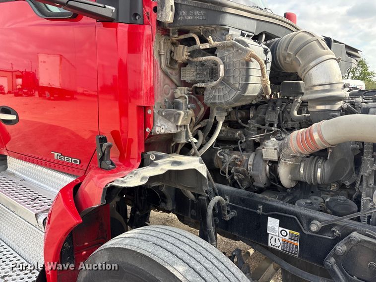 image for item EU0454 2020 Kenworth T680 semi truck