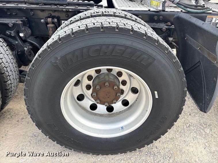 image for item EU0454 2020 Kenworth T680 semi truck