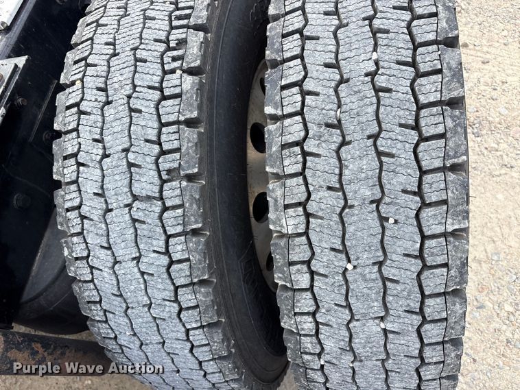 image for item EU0454 2020 Kenworth T680 semi truck