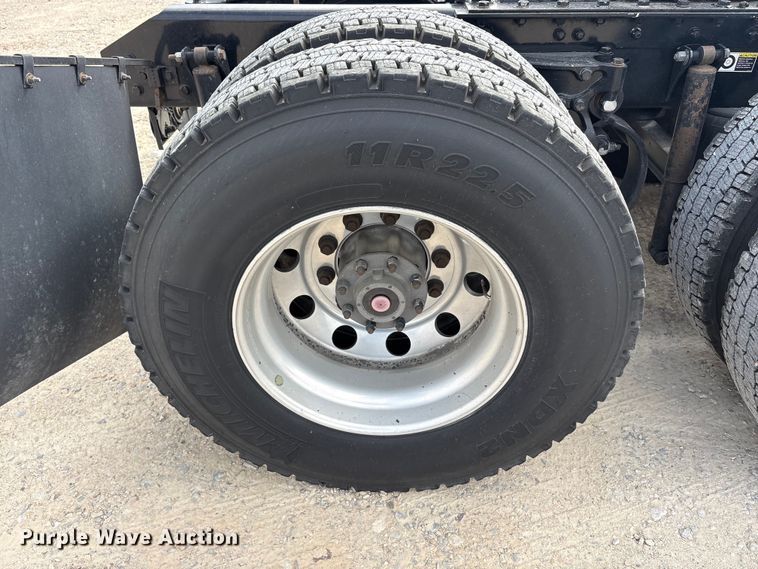 image for item EU0454 2020 Kenworth T680 semi truck