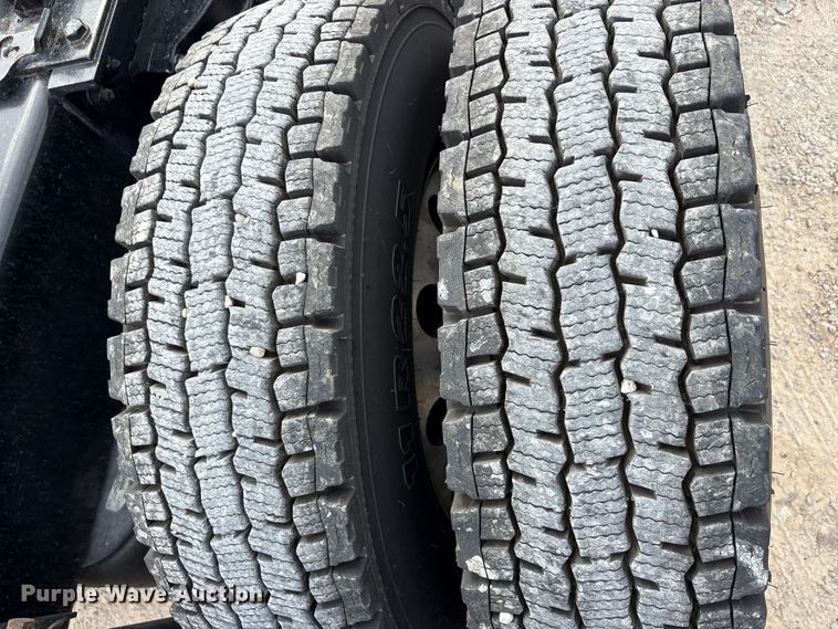 image for item EU0454 2020 Kenworth T680 semi truck