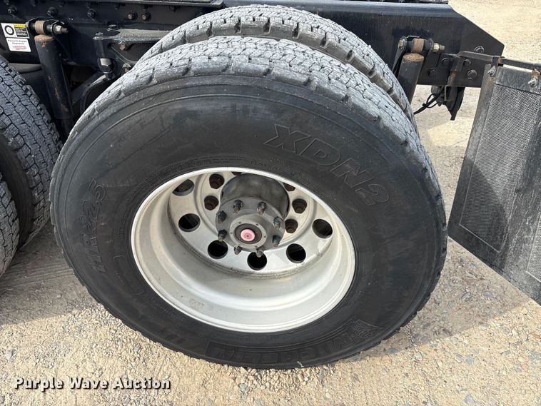 image for item EU0454 2020 Kenworth T680 semi truck