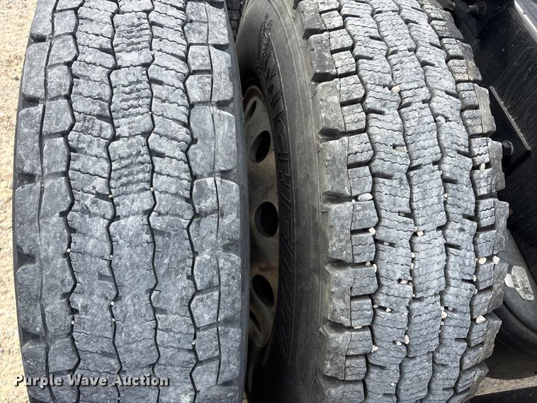 image for item EU0454 2020 Kenworth T680 semi truck