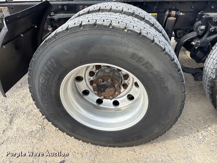 image for item EU0454 2020 Kenworth T680 semi truck