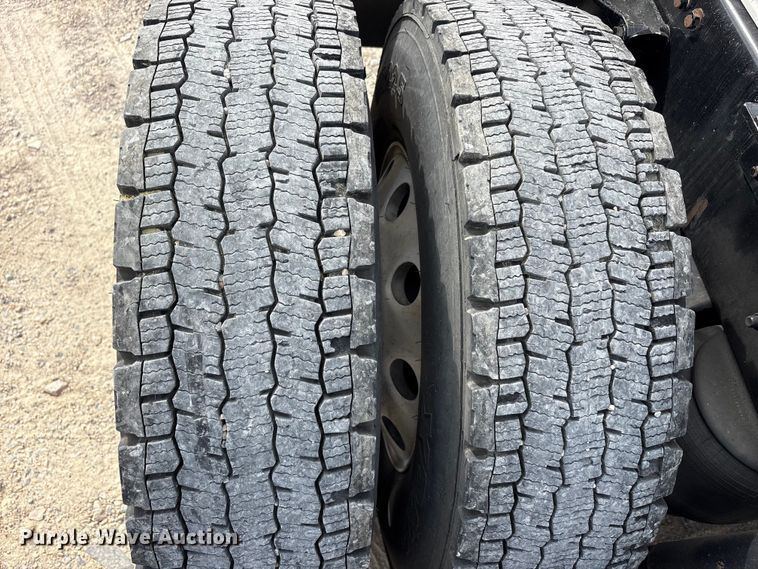 image for item EU0454 2020 Kenworth T680 semi truck