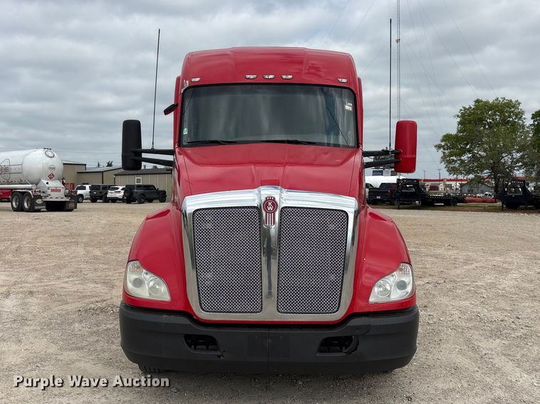 image for item EU0455 2018 Kenworth T680 semi truck