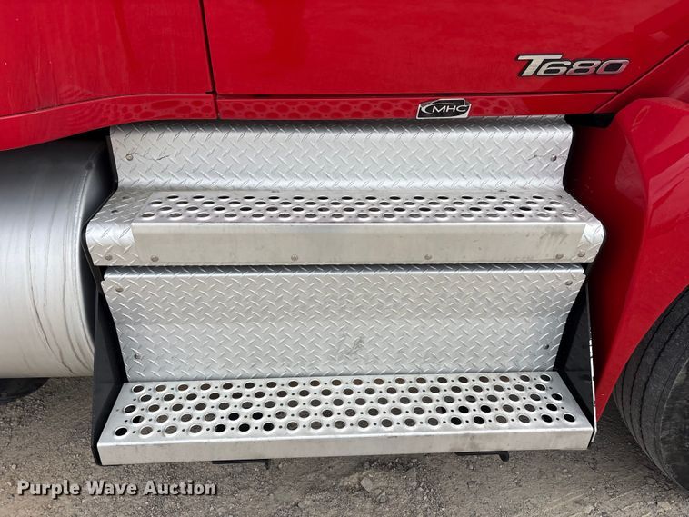 image for item EU0455 2018 Kenworth T680 semi truck