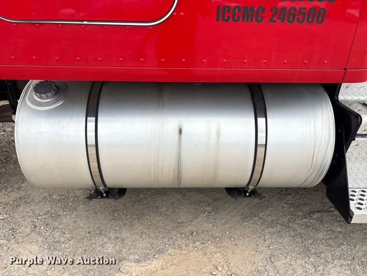 image for item EU0455 2018 Kenworth T680 semi truck