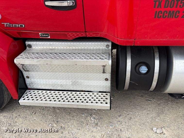 image for item EU0455 2018 Kenworth T680 semi truck