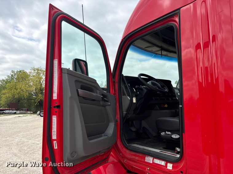 image for item EU0455 2018 Kenworth T680 semi truck