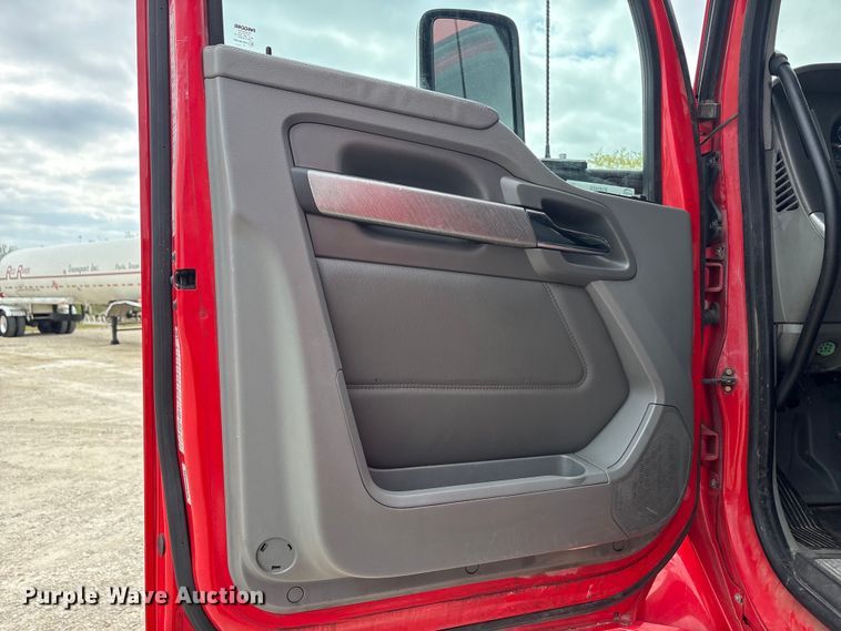 image for item EU0455 2018 Kenworth T680 semi truck