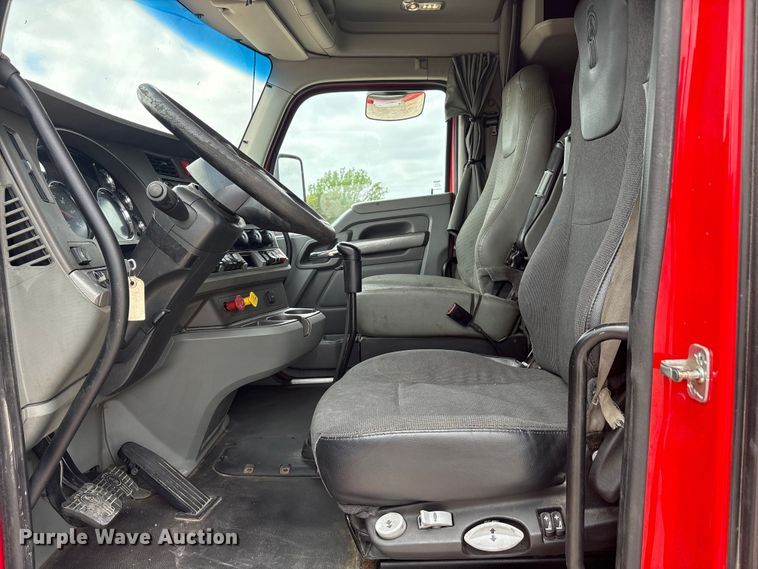 image for item EU0455 2018 Kenworth T680 semi truck