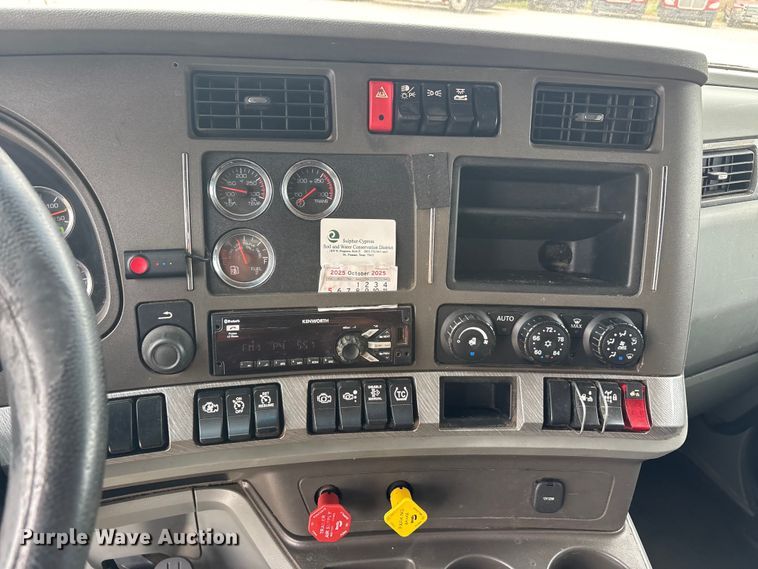 image for item EU0455 2018 Kenworth T680 semi truck