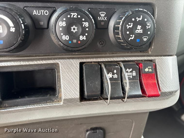 image for item EU0455 2018 Kenworth T680 semi truck