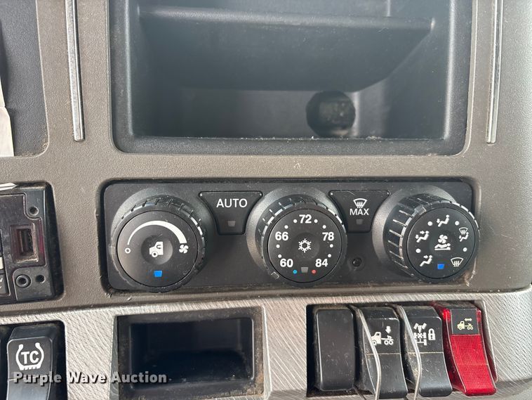 image for item EU0455 2018 Kenworth T680 semi truck