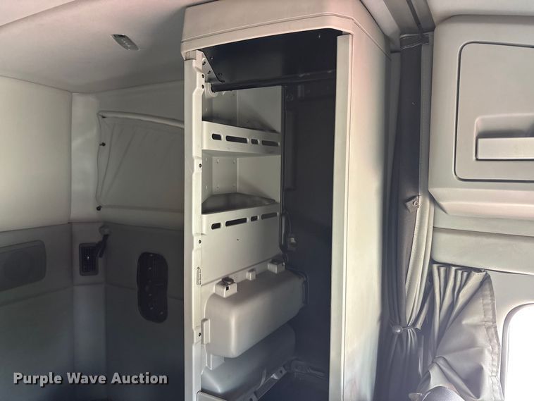 image for item EU0455 2018 Kenworth T680 semi truck