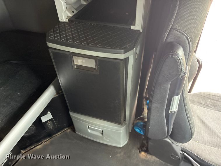 image for item EU0455 2018 Kenworth T680 semi truck