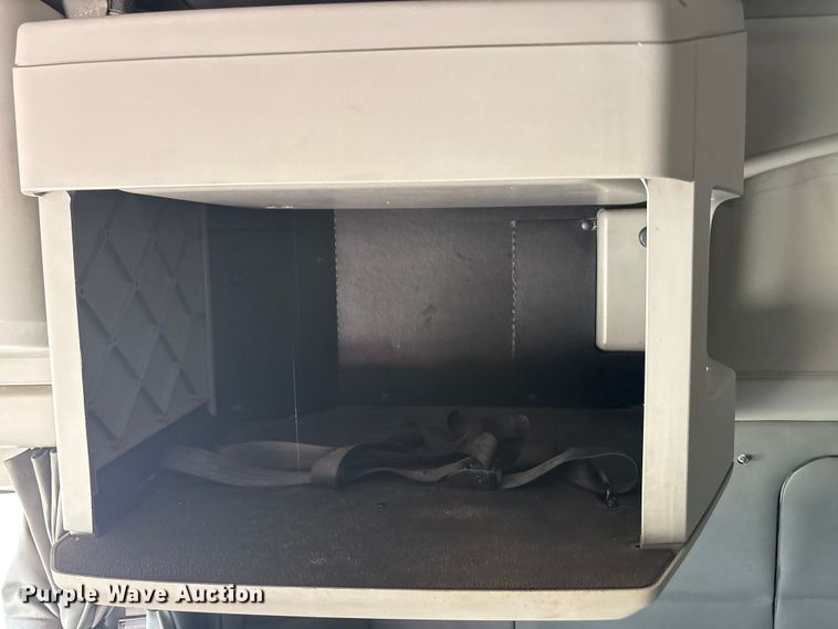 image for item EU0455 2018 Kenworth T680 semi truck