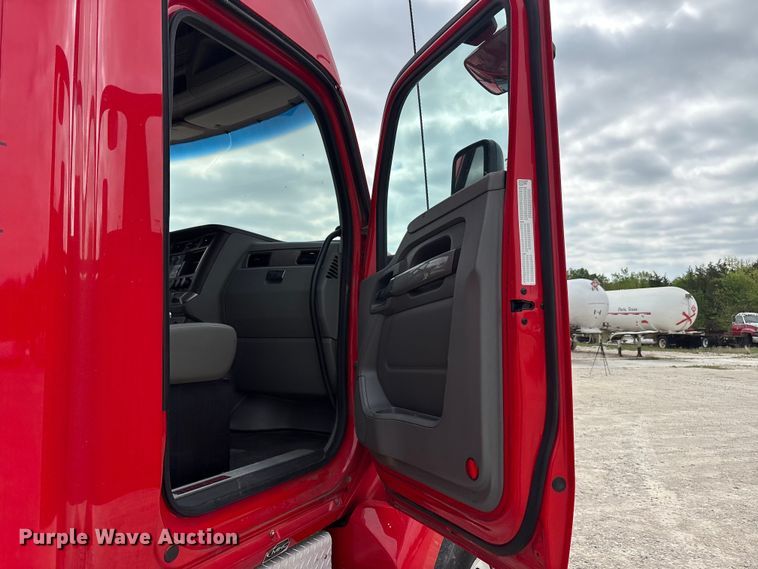 image for item EU0455 2018 Kenworth T680 semi truck