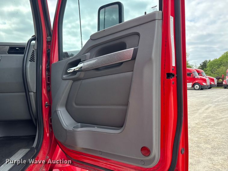 image for item EU0455 2018 Kenworth T680 semi truck