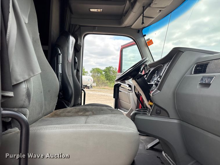 image for item EU0455 2018 Kenworth T680 semi truck