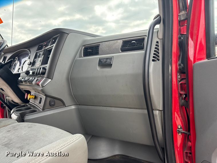 image for item EU0455 2018 Kenworth T680 semi truck