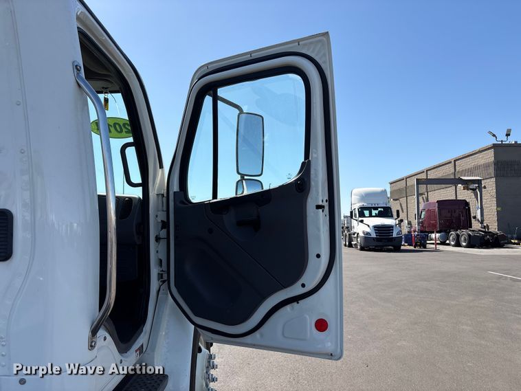 image for item EU8630 2014 Freightliner Business Class M2 truck cab and chassis