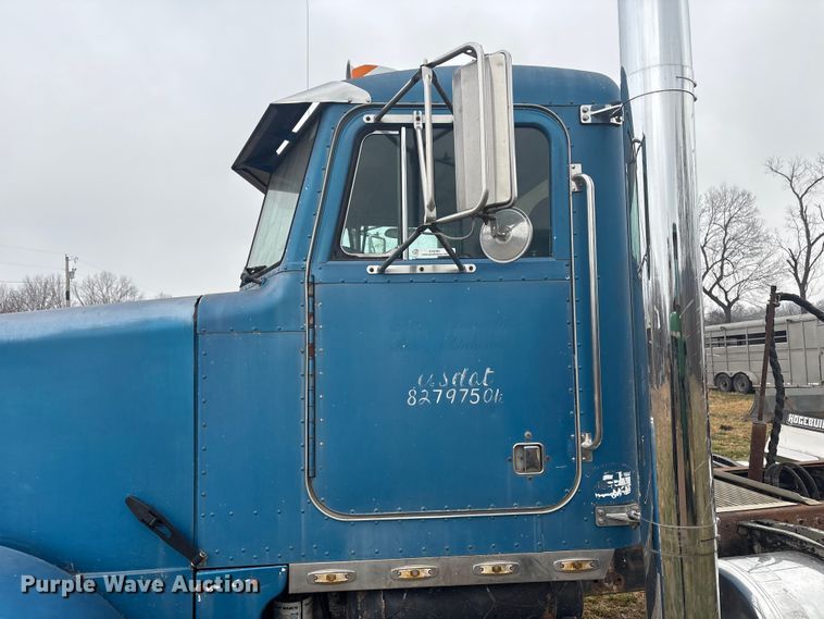 image for item EV2787 1990 Peterbilt 378 semi truck