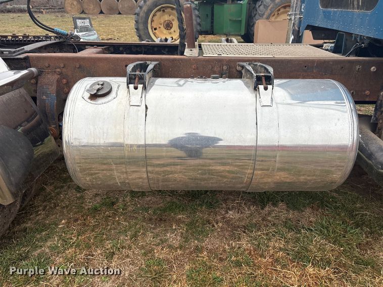 image for item EV2787 1990 Peterbilt 378 semi truck