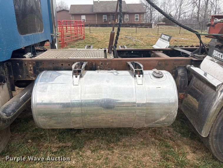 image for item EV2787 1990 Peterbilt 378 semi truck